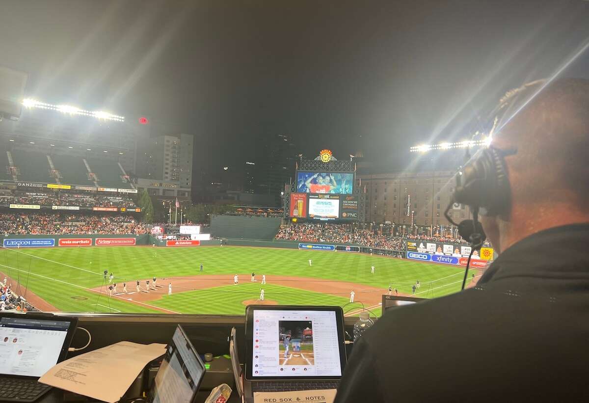 How it's done. How it looked when only 28,000 fans showed up to celebrate.